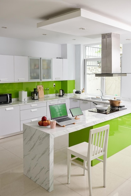 Interior de cocina moderna en apartamento espacioso con lugar de trabajo de autónomo