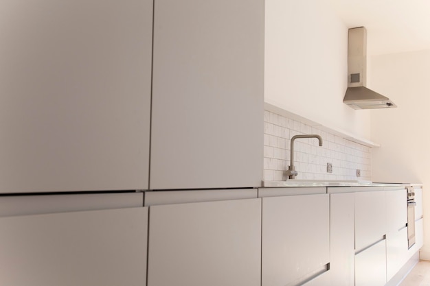 Interior de cocina moderna con armarios de color gris claro