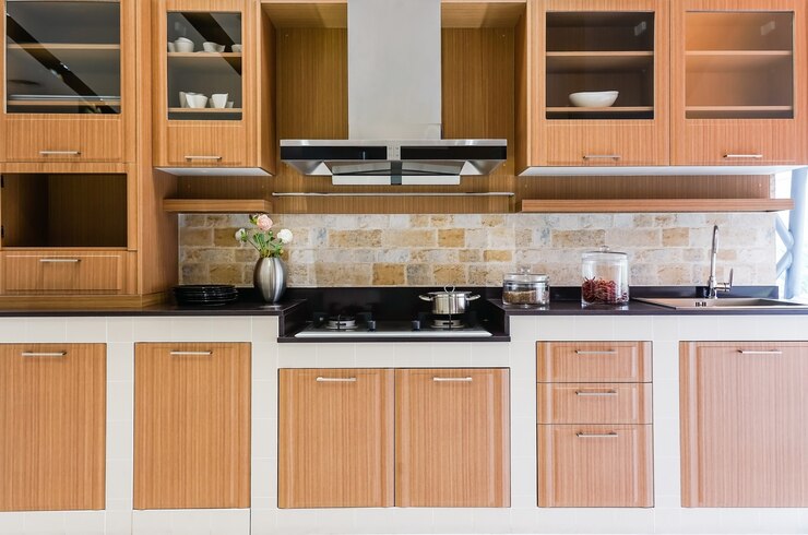Foto interior de la cocina moderna, brillante y limpia con electrodomésticos de acero inoxidable