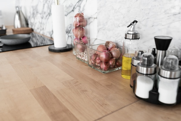 Foto interior de cocina moderna con condimentos.