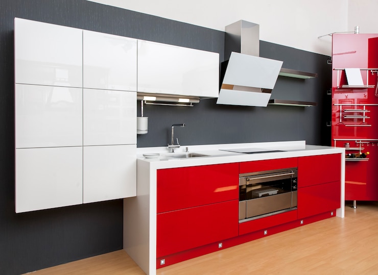 Foto interior de cocina moderna con decoración roja