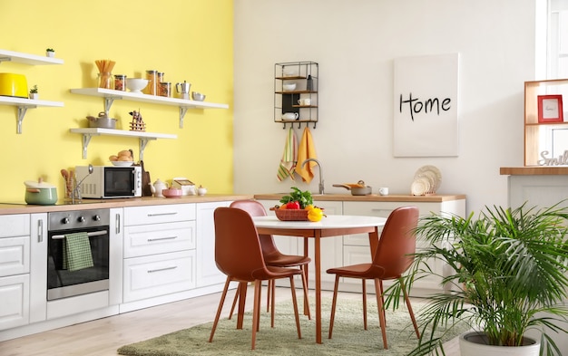 Foto interior de cocina moderna y elegante con mesa de comedor