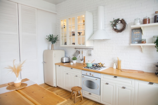Interior de cocina moderna en estilo escandinavo