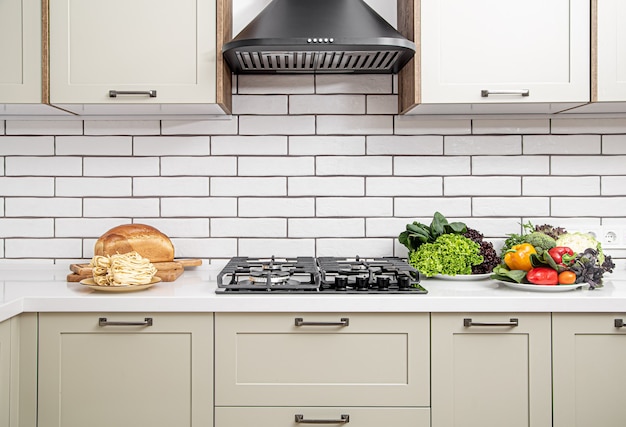 Interior de cocina moderna en un estilo minimalista con productos brillantes para cocinar.