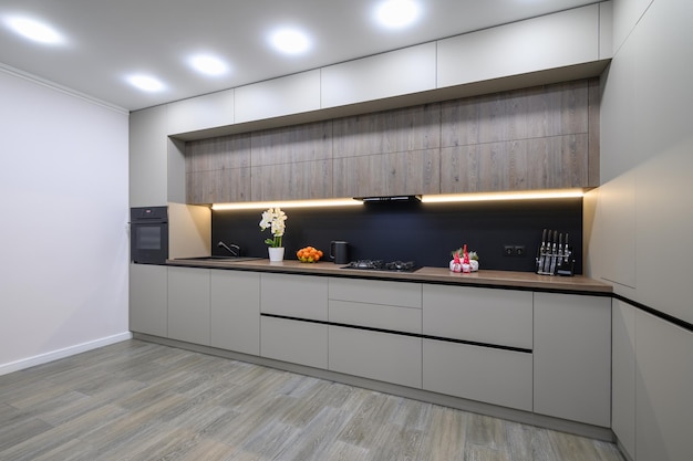 Interior de cocina moderna gris de moda con muebles minimalistas
