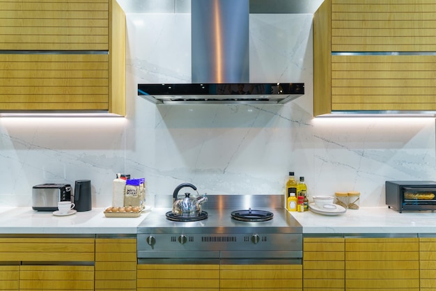 Foto interior de una cocina moderna con horno de estufa y campana