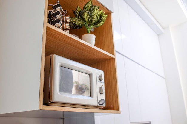 Interior de cocina moderna con horno microondas.