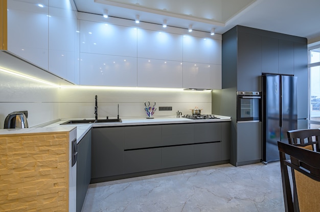 Interior de cocina moderna de lujo blanco y gris oscuro