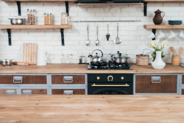 Foto interior de cocina moderna con mesa de madera.