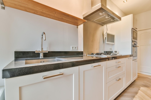 Interior de cocina moderna con muebles blancos