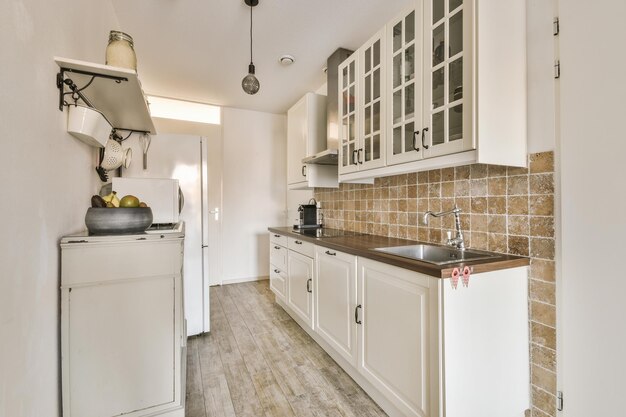 Interior de cocina moderna con muebles blancos