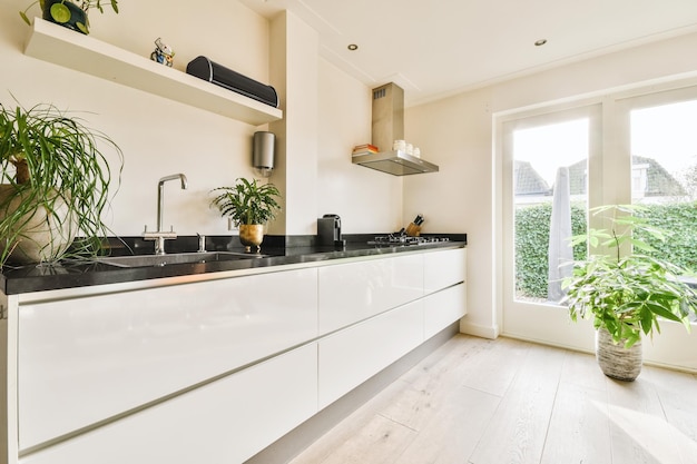 Interior de cocina moderna con muebles blancos