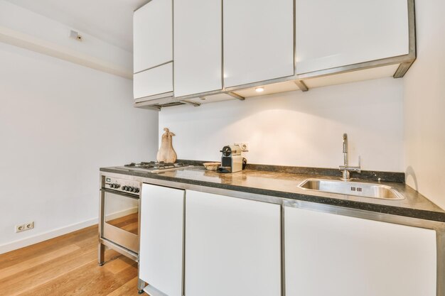 Interior de cocina moderna con muebles blancos