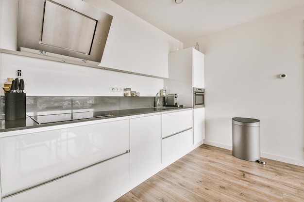 Interior de cocina moderna con muebles blancos