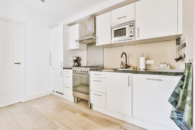 Interior de cocina moderna con muebles blancos