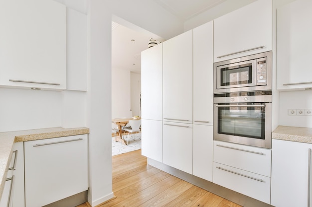 Interior de cocina moderna con muebles blancos