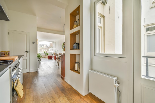 Interior de cocina moderna con muebles blancos