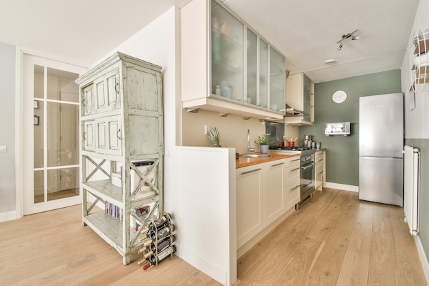 Interior de cocina moderna con muebles blancos