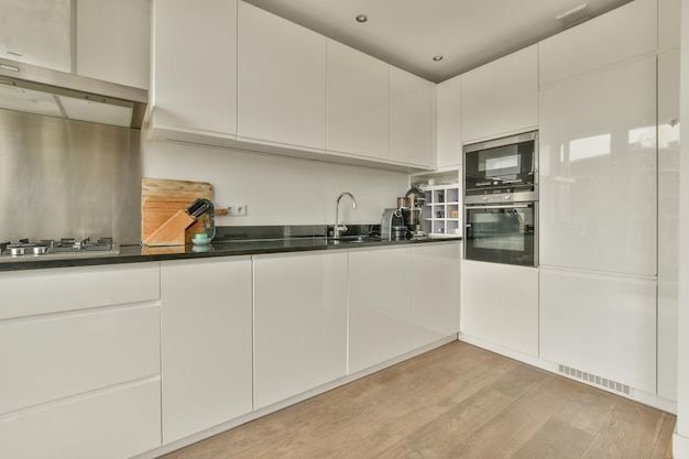 Interior de cocina moderna con muebles blancos