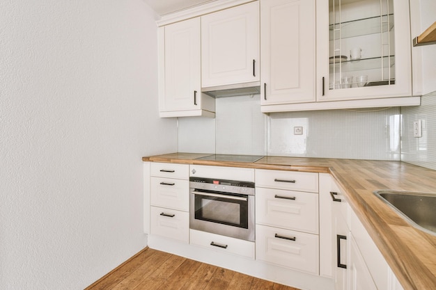 Interior de cocina moderna con muebles blancos