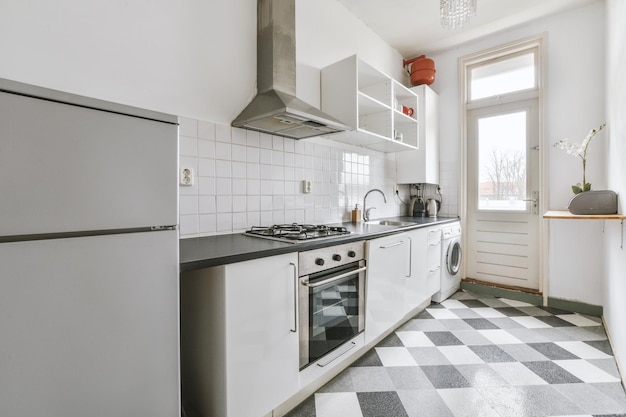 Interior de cocina moderna con muebles blancos