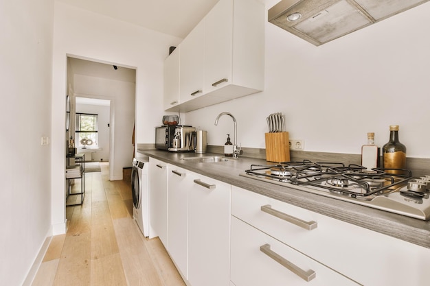 Interior de cocina moderna con muebles blancos