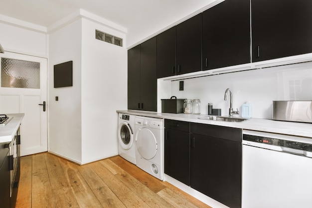 Interior de cocina moderna con muebles blancos