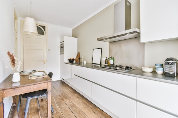 Interior de cocina moderna con muebles blancos