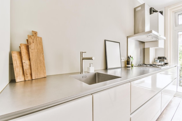 Foto interior de cocina moderna con muebles blancos