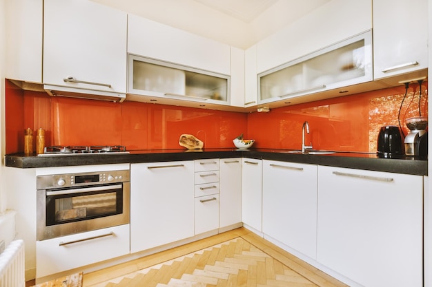 Interior de cocina moderna con muebles blancos