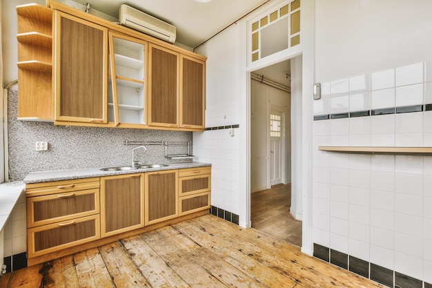 Interior de cocina moderna con muebles blancos