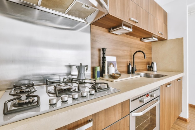 Interior de cocina moderna con muebles marrones