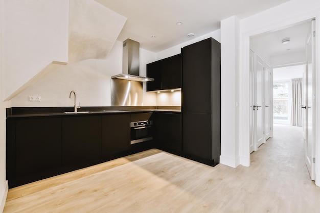 Interior de cocina moderna con muebles negros