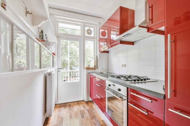 Interior de cocina moderna con muebles rojos