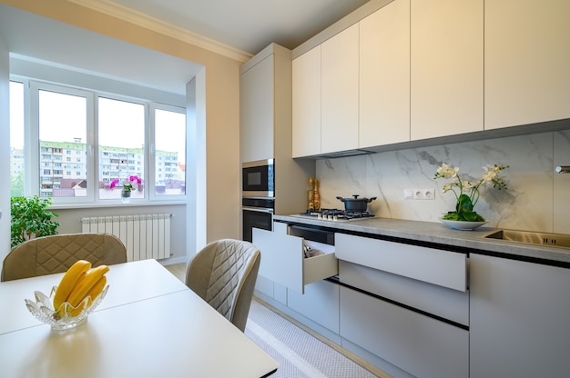 Interior de cocina moderno gris y blanco