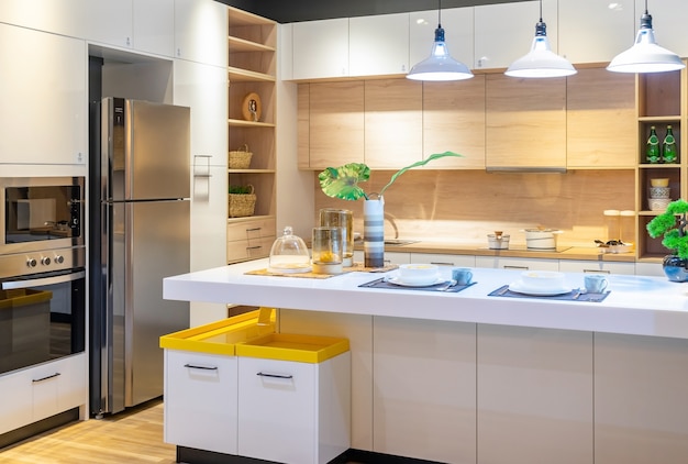 Interior de cocina moderno, luminoso y limpio con electrodomésticos de acero inoxidable en un apartamento de lujo.