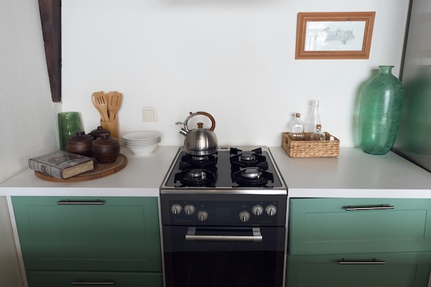 Interior de cocina pequeña, cocina elegante en color turquesa. Foto de alta calidad