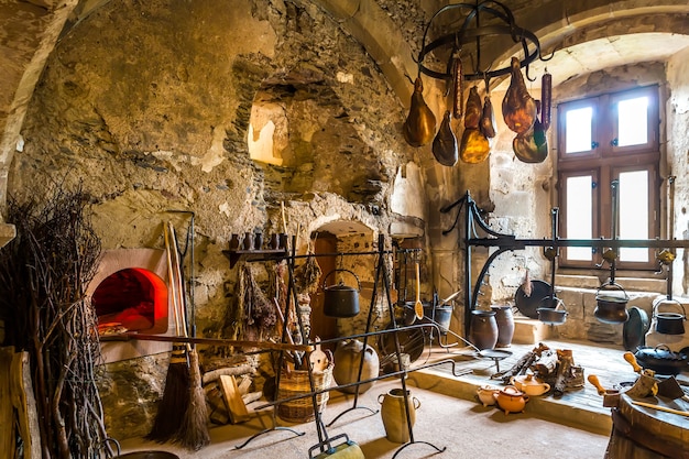 Foto interior de cocina vintage en castillo antiguo, europa. arquitectura tradicional europea, lugares famosos para el turismo y los viajes, cocina medieval