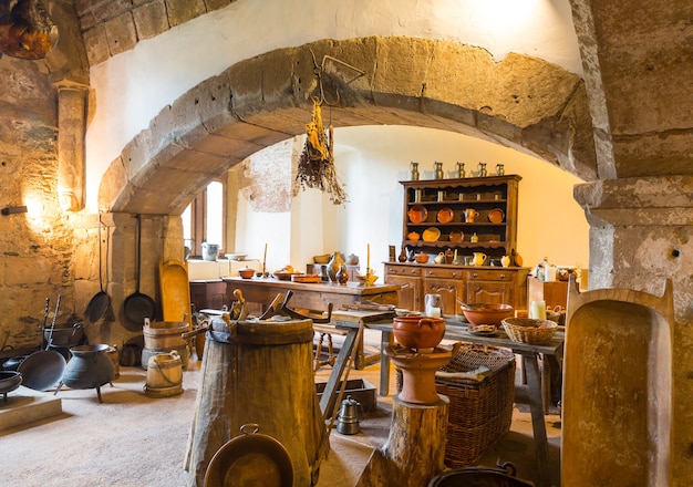 Interior de cocina vintage en castillo viejo, europa. arquitectura  tradicional europea, lugares famosos para el turismo y los viajes, cocina  medieval | Foto Premium