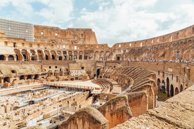 Interior del Coliseo o Coliseo aka Anfiteatro Flavio (Anfiteatro Flavio, Colosseo), Roma, Italia