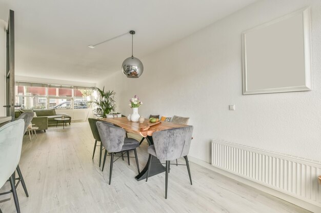 Interior del comedor con flores sobre una mesa de madera y un candelabro en forma de esfera