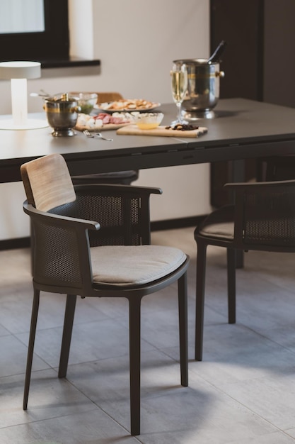 Interior de un comedor moderno aperitivos en la mesa