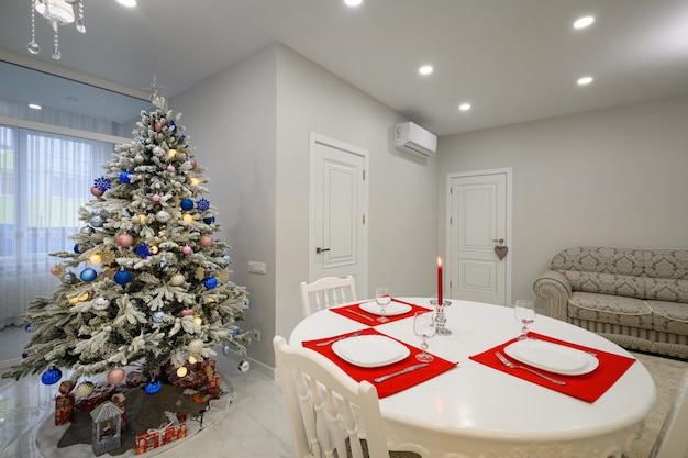 Interior de comedor moderno y luminoso decorado para navidad