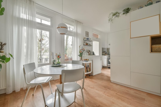 El interior del comedor con muchas plantas de interior en un acogedor apartamento espacioso