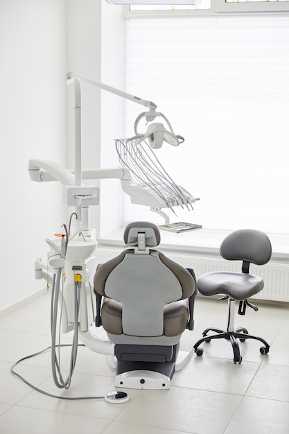 Foto interior del consultorio del dentista con sillón moderno y equipo dental especial