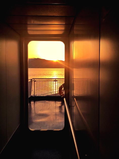 El interior de un crucero al atardecer