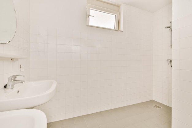 Interior de un cuarto de baño con azulejos blancos