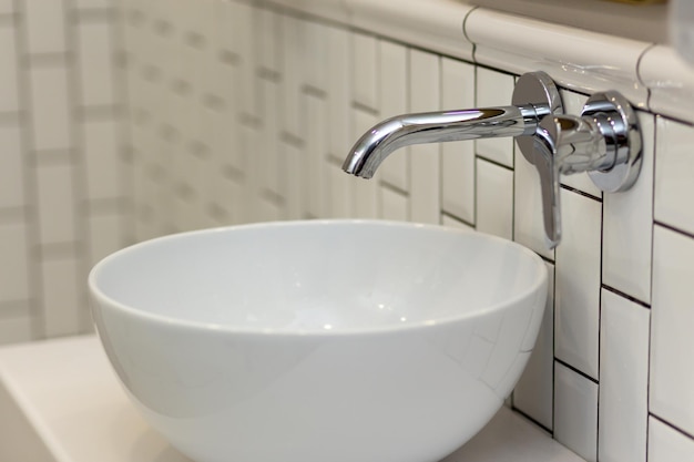 Interior del cuarto de baño con grifo de lavabo