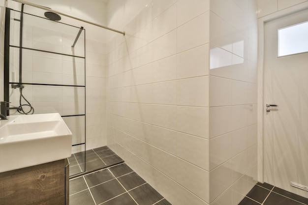 Interior de un cuarto de baño moderno con ducha y lavabo