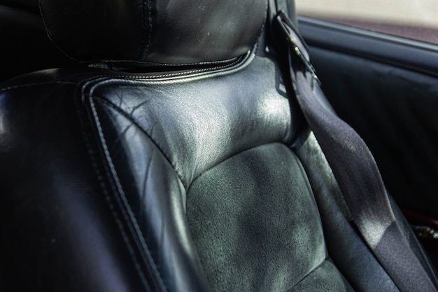 Interior de cuero negro de un coche de lujo tapizado de cuero artesanal